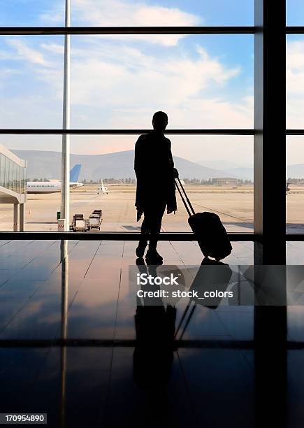 Foto de Conceito De Viagem e mais fotos de stock de Aeroporto - Aeroporto, Escuro, Mala de viagem