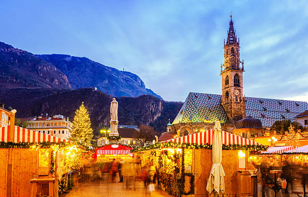 jarmark bożonarodzeniowy w bolzano/bozen (tyrol południowy) - trentino alto adige zdjęcia i obrazy z banku zdjęć