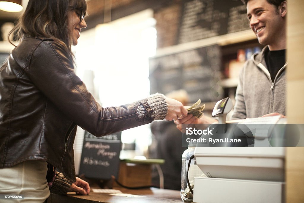 Junge Frau, die mit Kaffee - Lizenzfrei Geldschein Stock-Foto