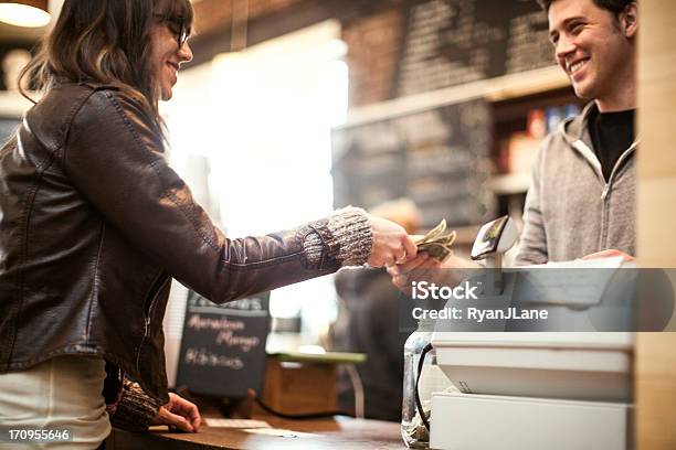 Junge Frau Die Mit Kaffee Stockfoto und mehr Bilder von Geldschein - Geldschein, Bezahlen, Währung