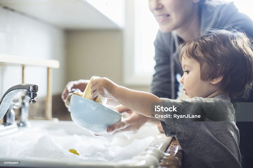 Bébé lave-vaisselle - Photo de Faire la vaisselle libre de droits