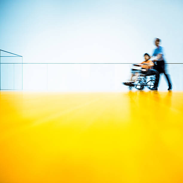 szpital dostęp dla osób na wózkach inwalidzkich - people traveling abstract glass men zdjęcia i obrazy z banku zdjęć