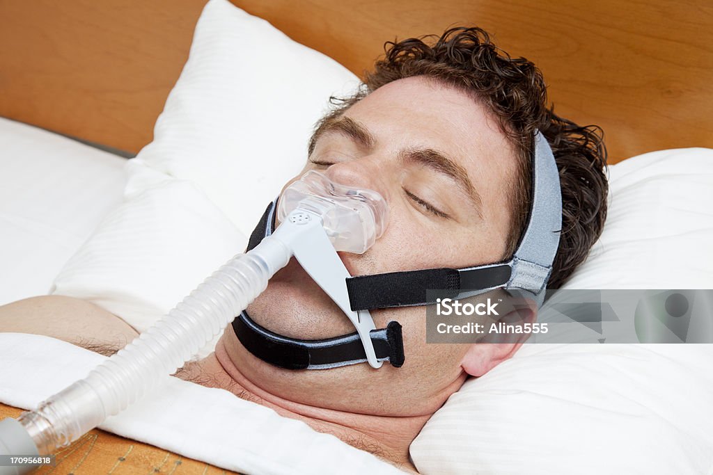 30 代の男性彼に無呼吸寝室を CPAP - 無呼吸のロイヤリティフリーストックフォト