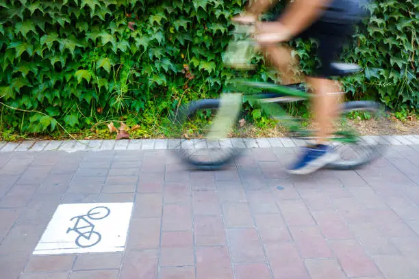 Motion blurred cyclists to show speed, driving along a bike lane, and make transport and urban displacements more sustainable.