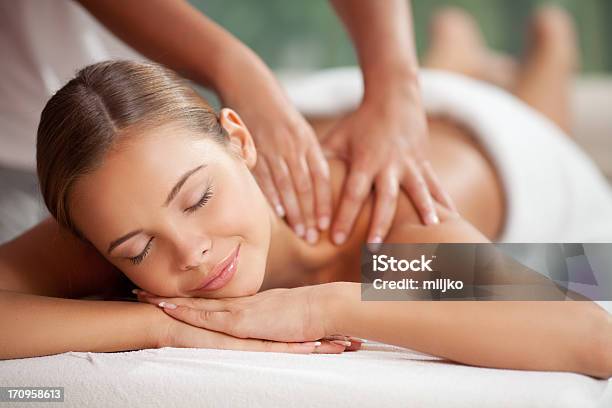 Genießen Sie Massagen Stockfoto und mehr Bilder von Massieren - Massieren, Frauen, Masseur