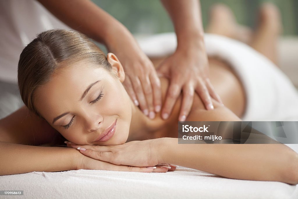 Disfruta de una sesión de masajes - Foto de stock de Dar masajes libre de derechos