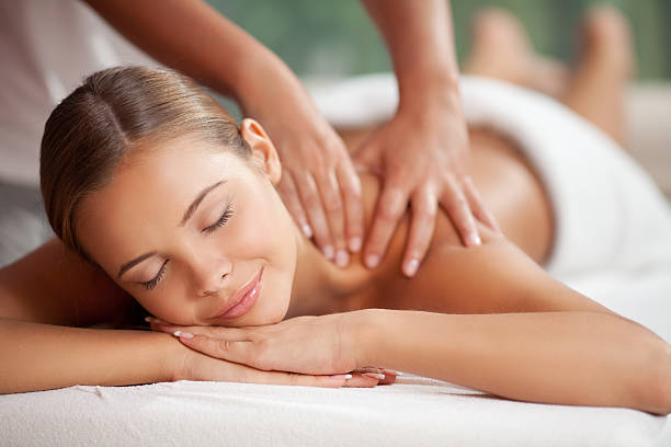 się w masażu - massage therapist massaging spa treatment relaxation zdjęcia i obrazy z banku zdjęć