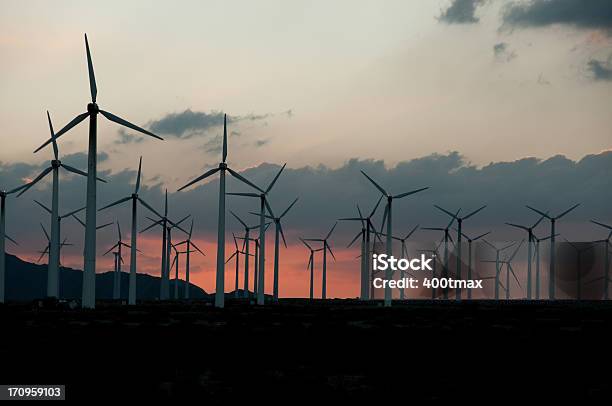 Atardecer De La Turbina De Viento Foto de stock y más banco de imágenes de Aerogenerador - Aerogenerador, Alto - Descripción física, Azul