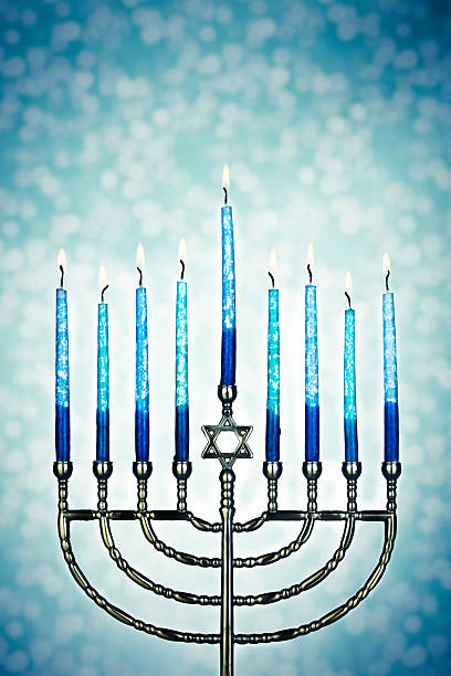 candelabro judeu com queima de velas - hanukkah menorah candle blue imagens e fotografias de stock