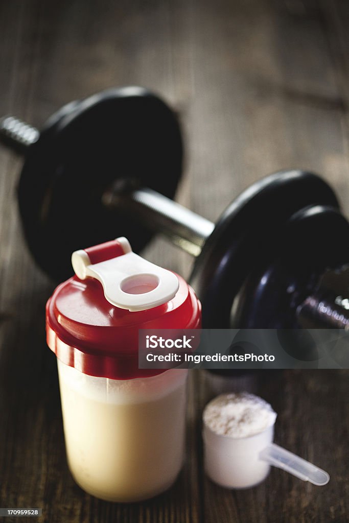 Proteína s'agitó con una cuchara pesa y medición. - Foto de stock de Bebida de proteínas libre de derechos