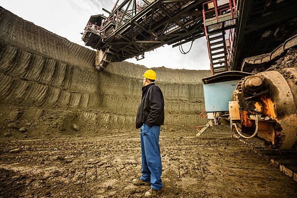 schwere bergbau industrie arbeiter - surface mine stock-fotos und bilder