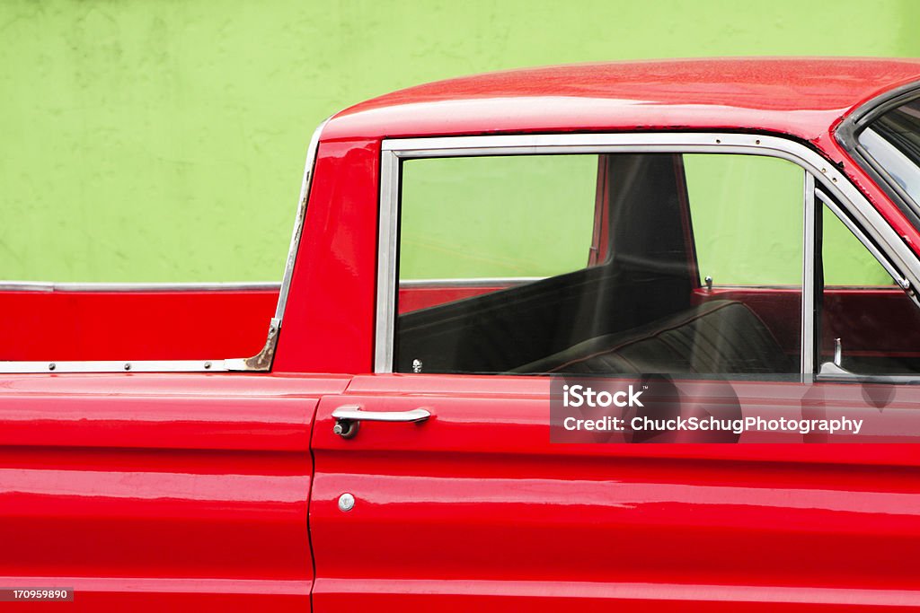 Caminhonete vermelho parede verde - Foto de stock de Caminhonete pickup royalty-free