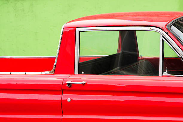 verde parede vermelha camião de caixa aberta - car car door green part of imagens e fotografias de stock
