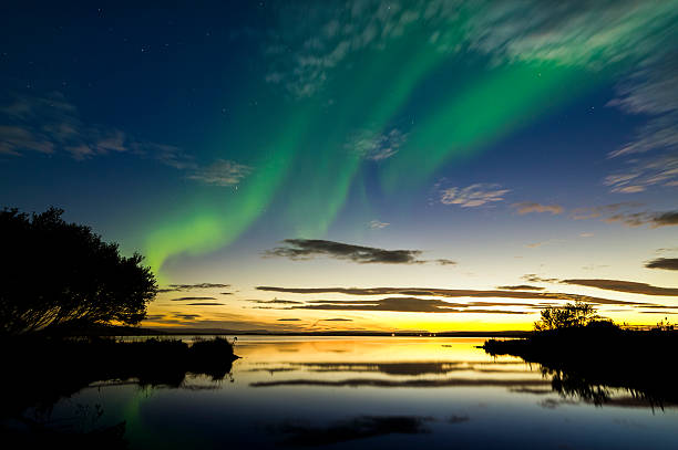 aurora borealis auf island - iceland meteorology aurora borealis galaxy stock-fotos und bilder