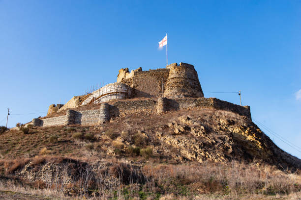 Die Festung Gori ist eine mittelalterliche Zitadelle in Georgien, die oberhalb der Stadt Gori auf einem felsigen Hügel liegt. Auf dem Hügel stehend – Foto