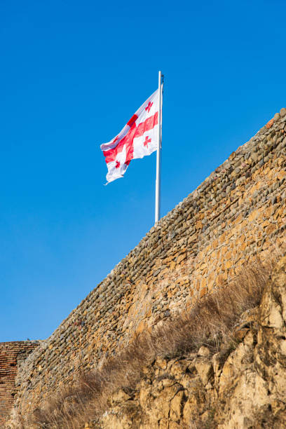 Die Flagge Georgiens, bekannt als die Flagge mit den fünf Kreuzen, ist eines der nationalen Symbole Georgiens. – Foto