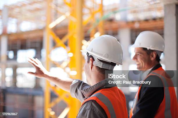 Bauarbeiter Arbeiten Auf Baustelle Stockfoto und mehr Bilder von Baustelle - Baustelle, Baugewerbe, Berufliche Beschäftigung