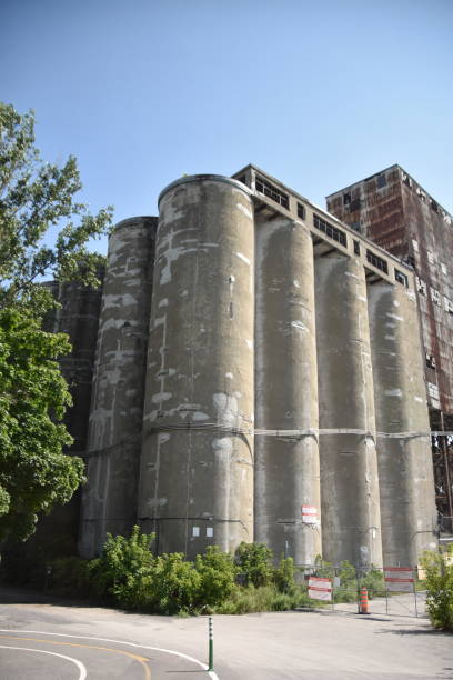 silos industriels dans une entreprise à montréal - montreal harbor old commercial dock photos et images de collection