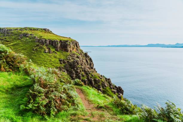 uma praia de corran da ilha de skye, escócia, reino unido - extreme terrain footpath british culture green - fotografias e filmes do acervo