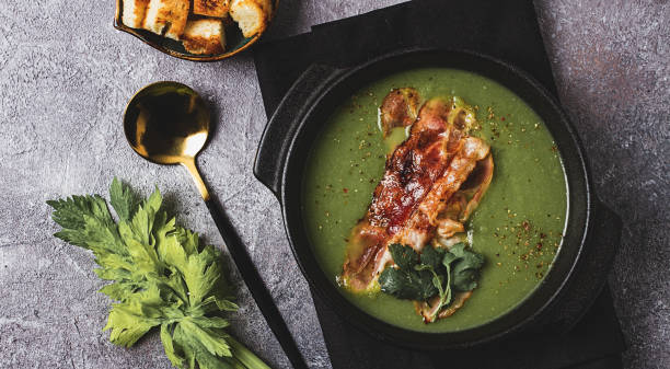 зеленый суп-пюре, с беконом и сухариками, домашний, без людей, - vegan pea soup стоковые фото и изображения