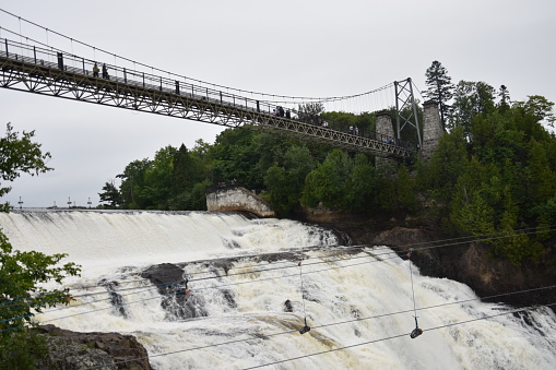 Un pont passant au-dessus des chutes de Montmorency, dans la province de Québec au Canada