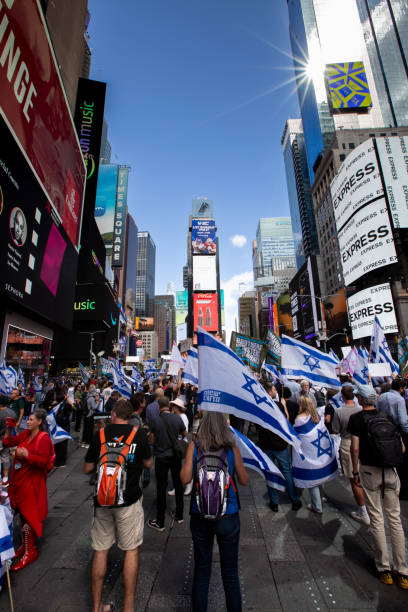 israelische demonstranten auf dem times square in new york city - benjamin netanyahu stock-fotos und bilder