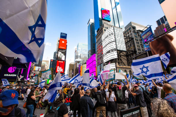 israelische demonstranten auf dem times square in new york city - benjamin netanyahu stock-fotos und bilder