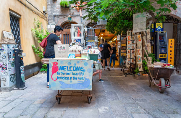 der eingang zur berühmten buchhandlung libreria acqua alta in venedig - acqua alta stock-fotos und bilder