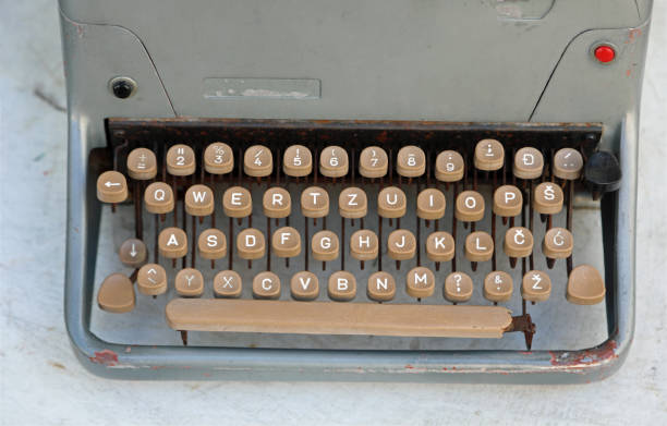 販売のための非常に古いビンテージタイプライターのキーボード - typebar typewriter key 1940s style typewriter ストックフォトと画像