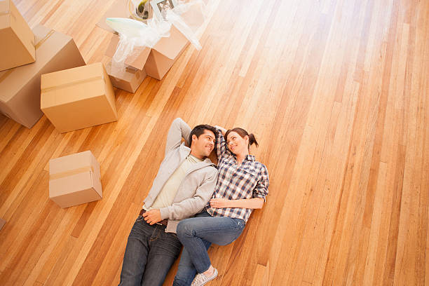 casal de deitar no chão da nova casa - lying on the floor - fotografias e filmes do acervo