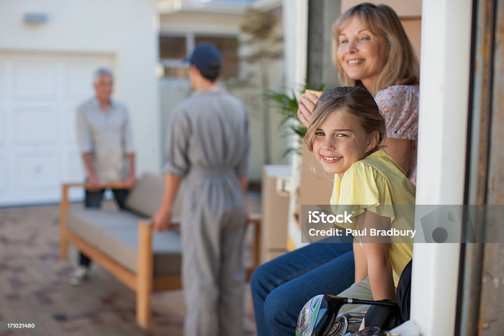 Famiglia muoversi nella nuova casa - Foto stock royalty-free di 30-34 anni