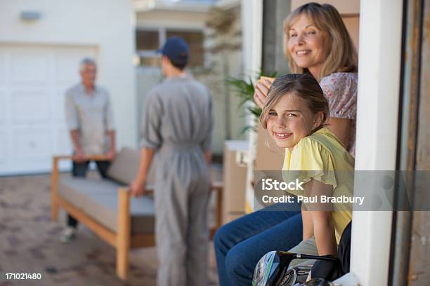 Famiglia Muoversi Nella Nuova Casa - Fotografie stock e altre immagini di 30-34 anni - 30-34 anni, 55-59 anni, Adulto