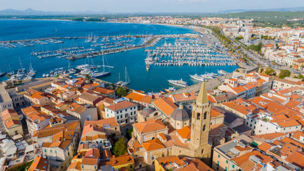 vista aérea del casco antiguo de alghero en cerdeña. foto tomada con un dron en un día soleado. vista panorámica del casco antiguo y el puerto de alghero, cerdeña, italia. - alghero fotografías e imágenes de stock