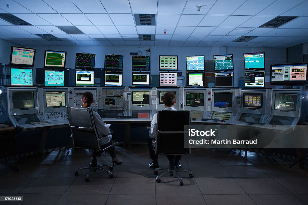 Les scientifiques contrôle des ordinateurs dans la salle de contrôle - Photo de Salle de contrôle libre de droits