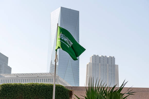 drapeau de l’arabie saoudite sur fond de grand bâtiment, - city government town hall government building photos et images de collection