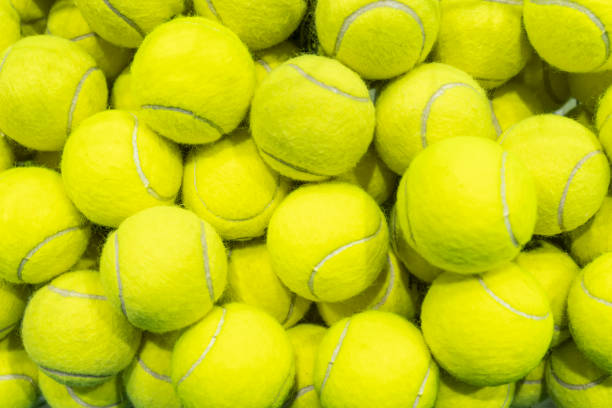 padrão de novas bolas de tênis para fundo. muitas bolas de tênis vibrantes - tennis court indoors net - fotografias e filmes do acervo