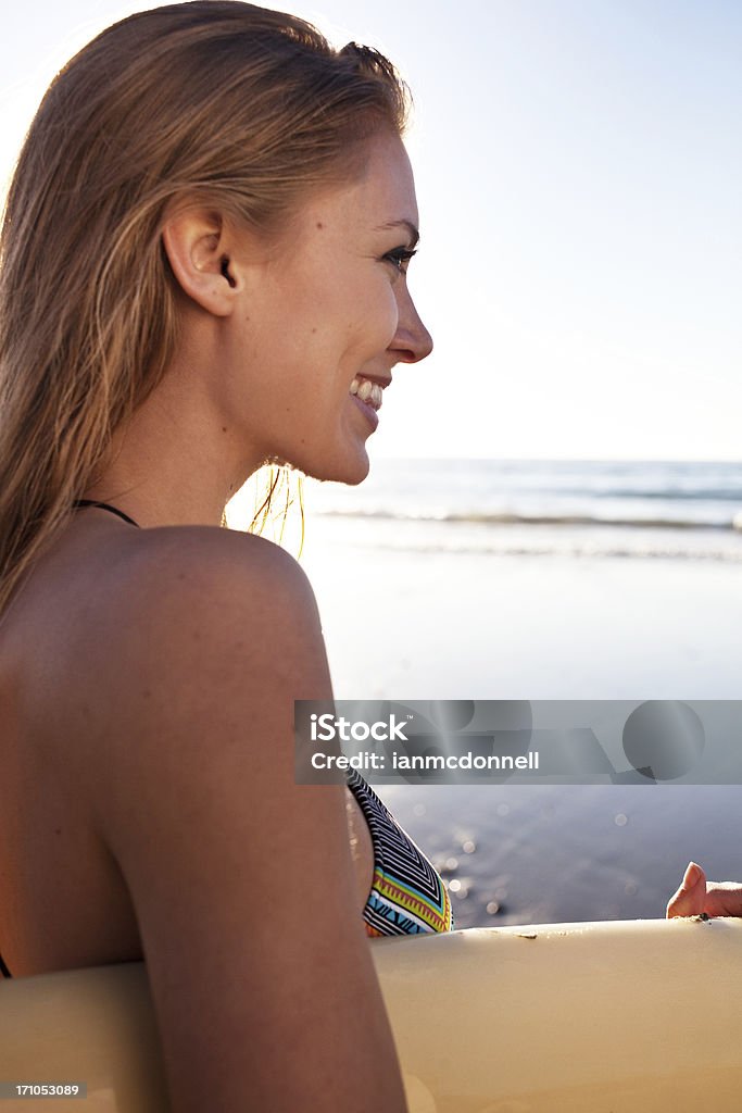 Chica surfista - Foto de stock de 20 a 29 años libre de derechos