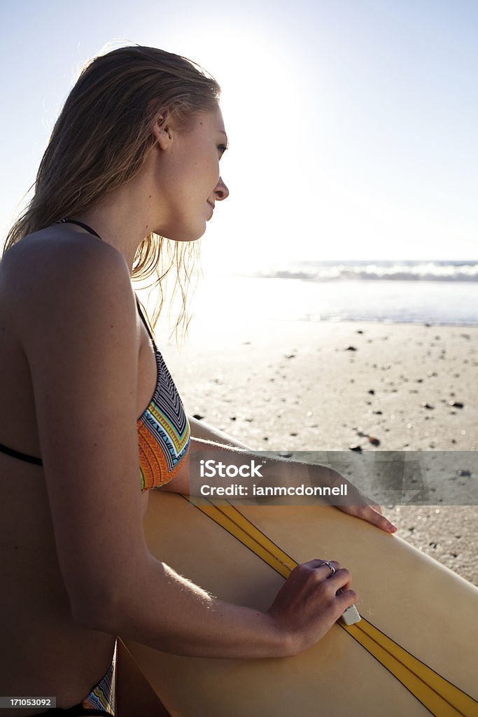 Surfeuse - Photo de 20-24 ans libre de droits