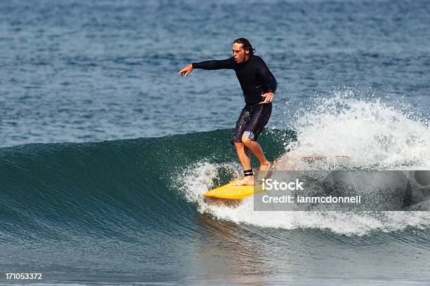 Longboarder Foto de stock y más banco de imágenes de Surf - Surf, Boardshorts, Ola