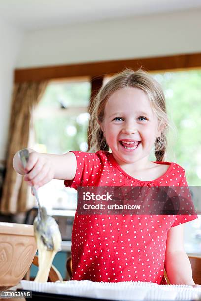 Sie Lachen Und Kuchen Stockfoto und mehr Bilder von Kind - Kind, 4-5 Jahre, Garkochen