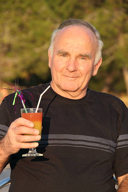 senior con cóctel - men refreshment male summer fotografías e imágenes de stock