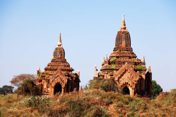 앤시언트 탑이 바간 - vibrant color front view bagan myanmar 뉴스 사진 이미지