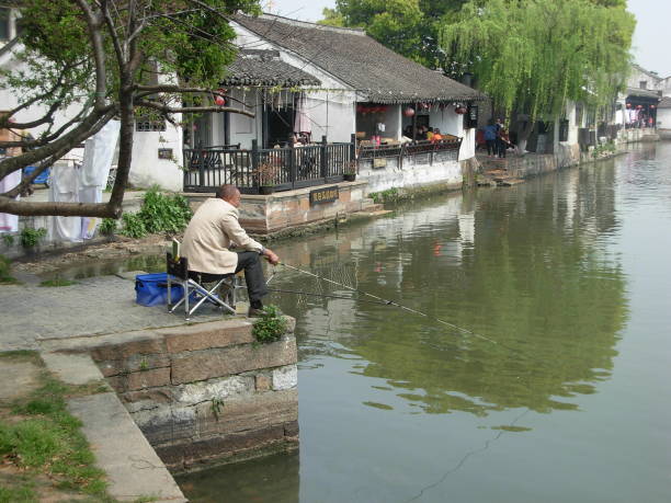 ein einheimischer fischer in der historischen wasserstadt xitang in der provinz zhejiang, china - zhejiang provinz stock-fotos und bilder