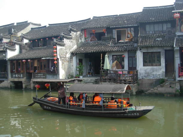blick auf die historische wasserstadt xitang in der provinz zhejiang, china - zhejiang provinz stock-fotos und bilder