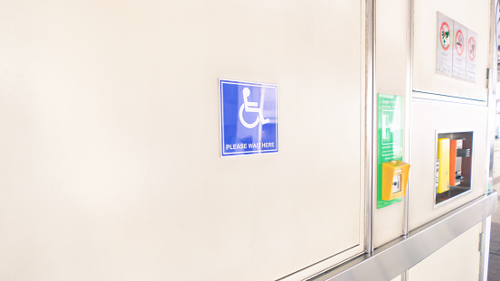 Emergency sign on open doors pointing ER rooms of a hospital.