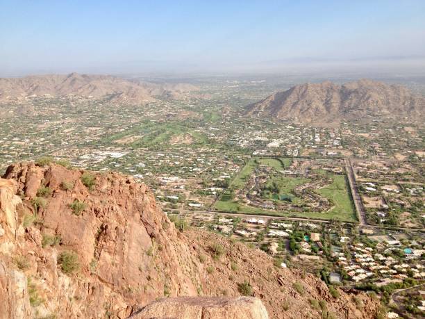 piękny widok na dolinę z camelback mountain w phoenix - phoenix arizona skyline desert zdjęcia i obrazy z banku zdjęć