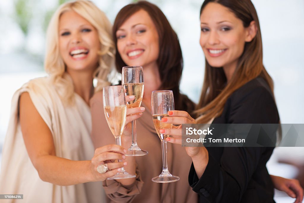 Amis portant un toast flûtes de champagne - Photo de Beauté libre de droits
