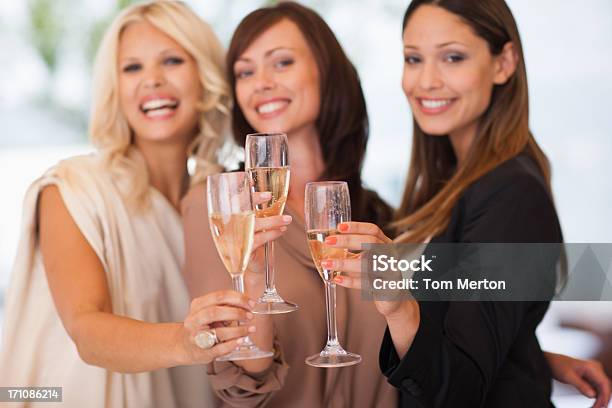 Photo libre de droit de Amis Portant Un Toast Flûtes De Champagne banque d'images et plus d'images libres de droit de Beauté - Beauté, Femmes d'âge moyen, 25-29 ans