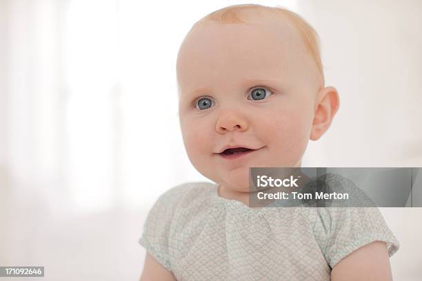 Foto de Sorrindo Bebê Sentado No Chão e mais fotos de stock de 6-11 meses - 6-11 meses, Ansiedade, Bebê