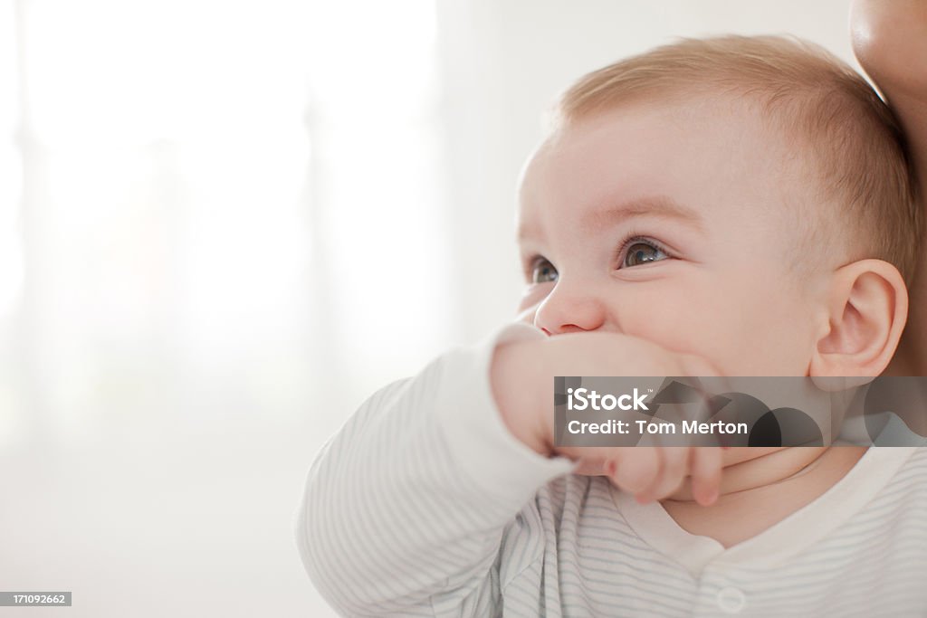 Baby beißen Daumen im Mund - Lizenzfrei 6-11 Monate Stock-Foto